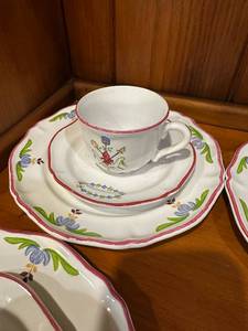 lot 380 image: Vintage Hand-Painted Cups & Saucers Set