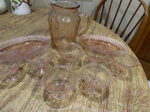 lot 455 image: Vintage Pink Glass Serving Set