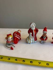 lot 284 image: Vintage Santa Figurines Collection