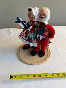 lot 305 image: Annalee Dolls Exchanging Gifts Figurine