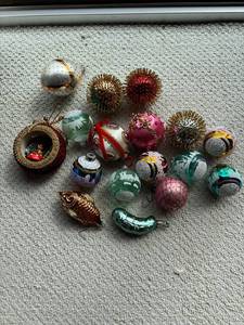 lot 321 image: Vintage Christmas Ornaments Lot