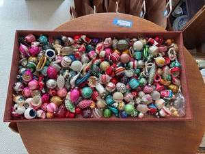 lot 325 image: Vintage Christmas Tree Ornaments