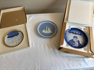 lot 339 image: Collectible Christmas Plate Set