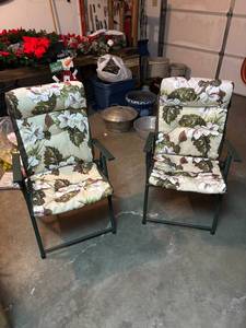 lot 402 image: Floral Cushioned Folding Chairs Set