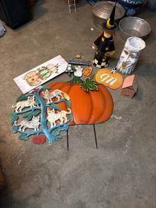 lot 412 image: Fall & Halloween Decor Set