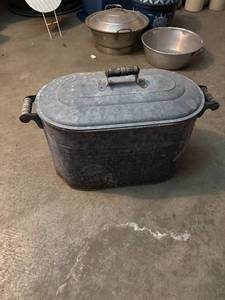 lot 413 image: Vintage Galvanized Metal Tub with Lid