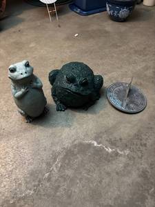 lot 415 image: Garden Frog Statues & Sundial Set