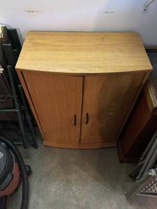 lot 420 image: Compact Wooden Storage Cabinet