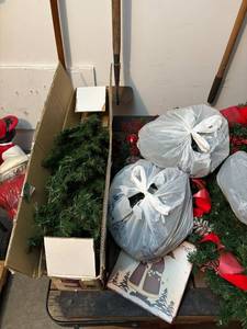 lot 429 image: Festive Christmas Wreaths & Decor