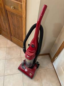 lot 445 image: Dirt Devil Breeze Bagless Vacuum