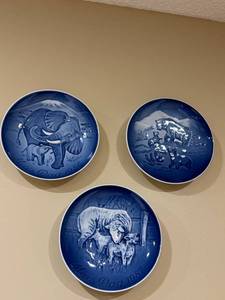 lot 447 image: Vintage Animal Porcelain Plates Collection