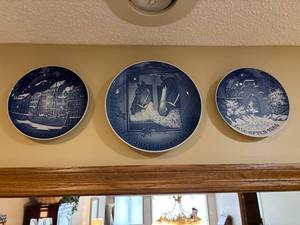 lot 456 image: Commemorative Blue & White Plates Set