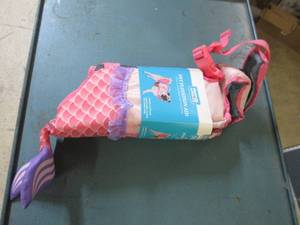lot 44 image: small pet life jacket...