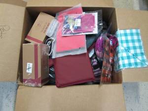 lot 68 image: box of pet misc and more...