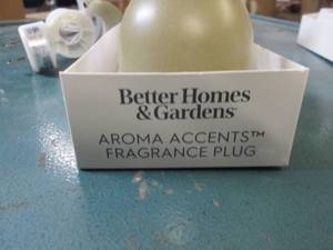 lot 114 image: 4 plug in scent warmers...