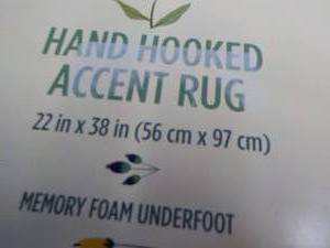 lot 11 image: Hand Hooked Accent Rug 22 x 38...