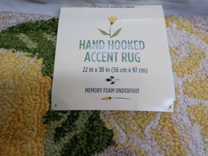 lot 12 image: Hand Hooked Accent Rug 22 x 38...