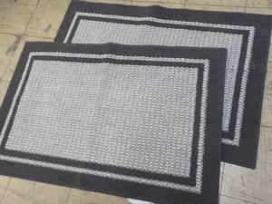 lot 32 image: 2 ct Accent Rugs 30x 44...