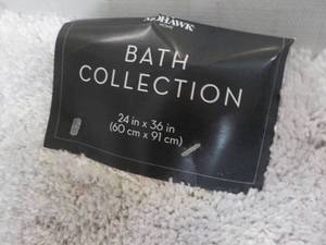 lot 34 image: Mohawk Bath Collection Rug 24x 36...