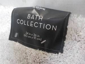 lot 35 image: Mohawk Bath Collection Rug 24x 36...