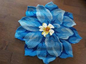 lot 58 image: Hydrangea IndoorOutdoor Rug 36 Di...