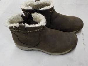 lot 143 image: Showave Merrill Boots size M...