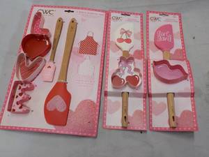 lot 152 image: CWC Baking Sets...