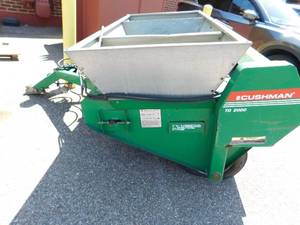 lot 13 image: Cushman TD 2000 Top Dresser