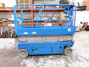 2005 Genie 2032 2WD Scissor Lift