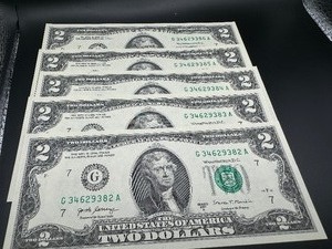 lot 98 image: Five Sequential Two Dollar Bills