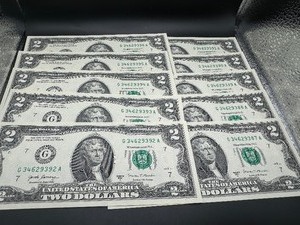 lot 100 image: Ten Sequential $2 Bills
