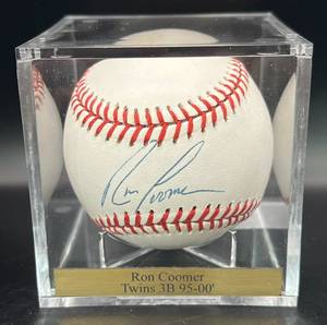 lot 41 image: Ron Coomer (Minnesota Twins 3B 1995-2000) Signed Baseball Rawlings OMLB Selig Ball w cube and plaque