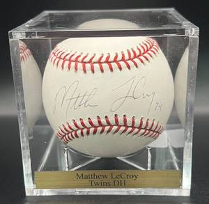 lot 73 image: Matthew LeCroy (Minnesota Twins DH) Signed Rawlings OMLB Selig  Baseball w cube and plaque