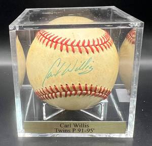 lot 113 image: Carl Willis (Minnesota Twins Pitcher 1991-95) Signed Rawlings OLB Baseball w cube and plaque