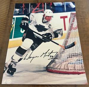 lot 2A image: Wayne Gretzky Signed 8x10 Photo w COA - The Great One - Vintage Los Angeles Kings Hockey