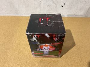 lot 275 image: Gemmy 5 AIRBLOWN Inflatable Stylized Pennywise