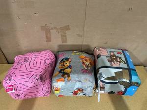 lot 160 image: LOT OF 3 Cartoon Bed Sheet Sets