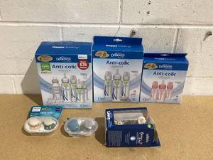 lot 584 image: LOT OF 6 Baby Accessories