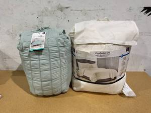 lot 454 image: LOT OF 2 Mainstays King Size Comforter Set