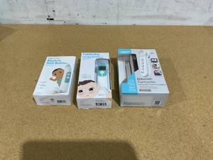 lot 706 image: LoT OF 3 Baby Accessories