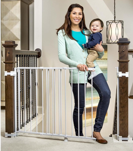 lot 636 image: Regalo 2-in-1 Stairway and Hallway Wall Mounted Baby Gate