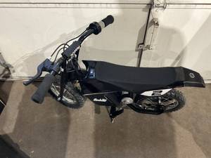 lot 31 image: Razor MX125 Dirt Rocket Electric-Powered Bike 8mph