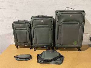 lot 43 image: 5PCS Protege Softside Spinner Luggage Set