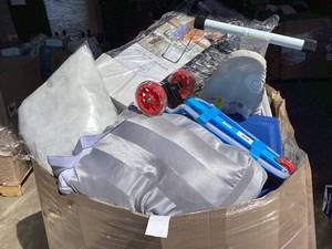 lot 915 image: Wholesale Pallet of Miscellaneous Items