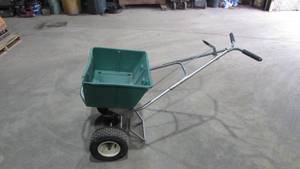 lot 17 image: Fertilizer Spreader