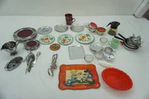 lot 32 image: Vintage Aluminum Childrens Tea Set