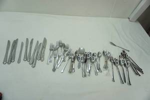 lot 39 image: Flatware Lot