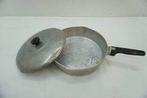 lot 41 image: Wagner Ware Magnalite Frying Pan & Lid