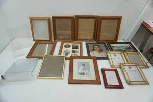 lot 82 image: large lot of picture frames