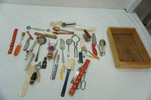 lot 99 image: Kitchen utensil lot